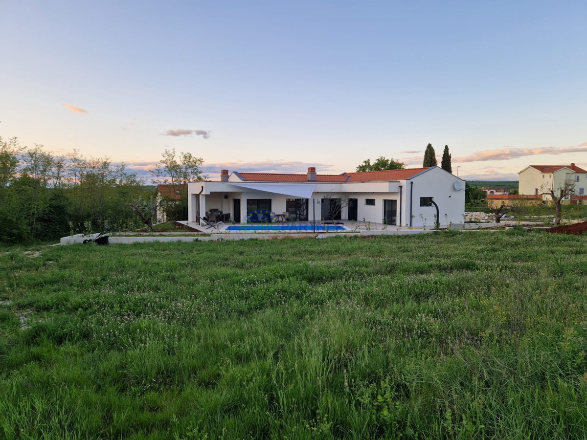 Istra, okolica Rovinja, prekrasna prizemnica s bazenom