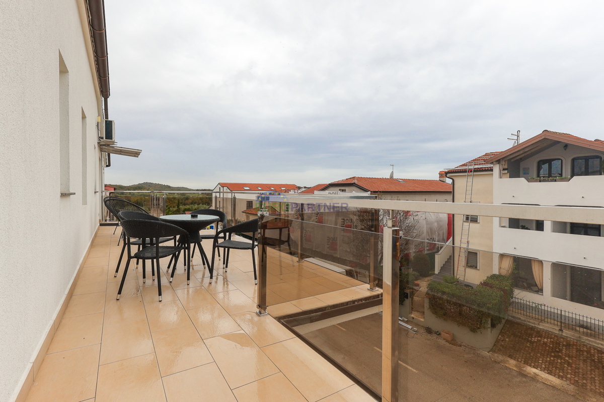 Poreč, moderno opremljeno 3-prostorsko stanovanje + zemljišče 140 m2 - le 2,5 km od morja