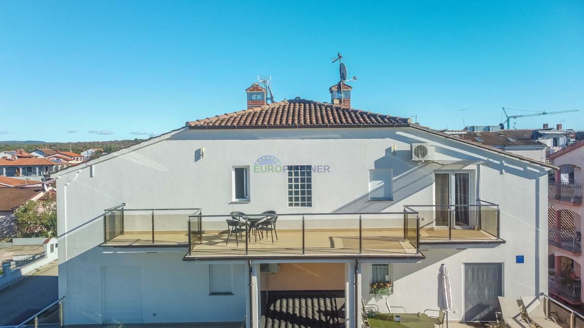 Poreč, moderno opremljeno 3-prostorsko stanovanje + zemljišče 140 m2 - le 2,5 km od morja