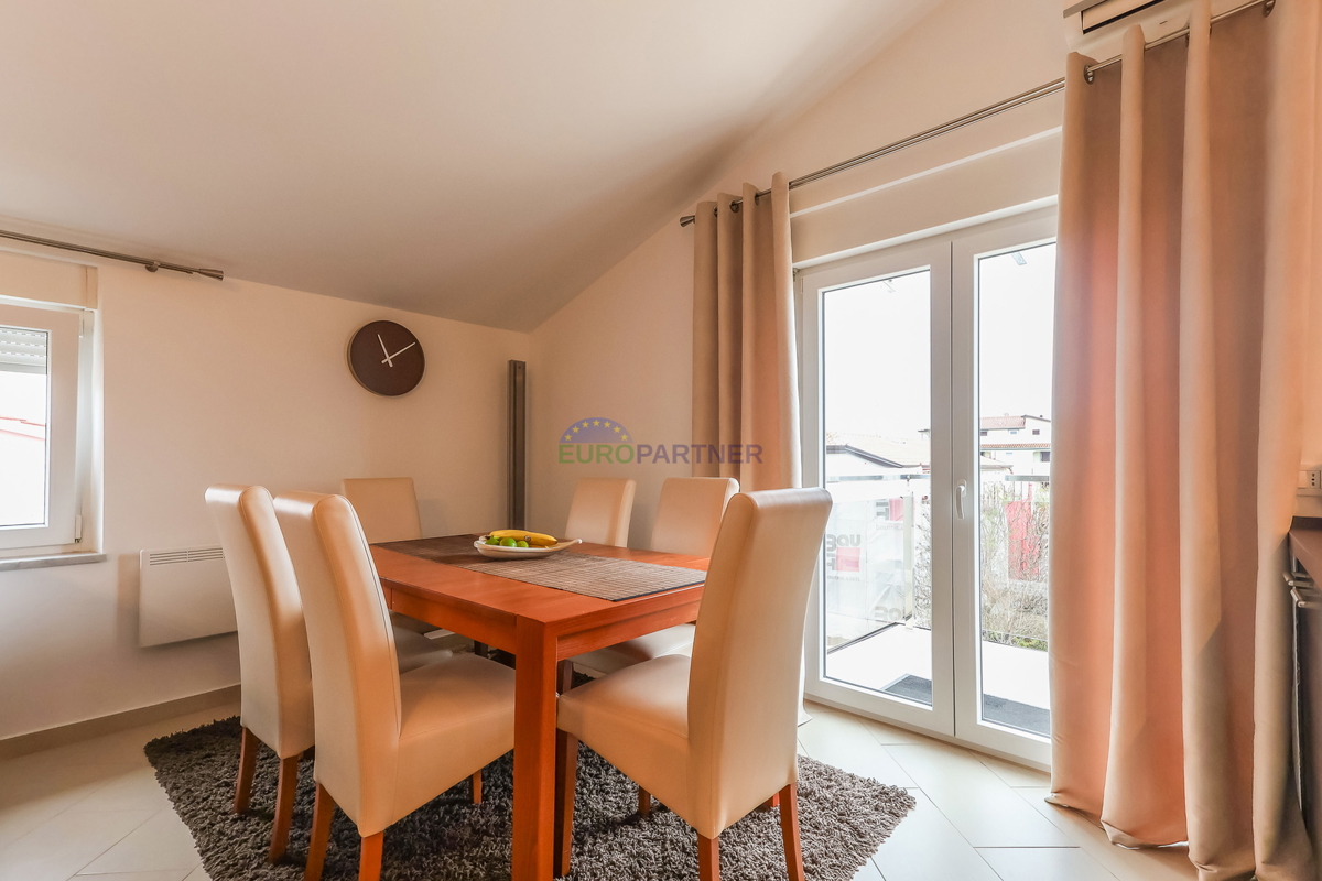 Poreč, moderno opremljeno 3-prostorsko stanovanje + zemljišče 140 m2 - le 2,5 km od morja