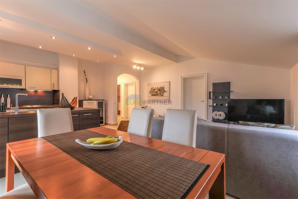 Poreč, moderno opremljeno 3-prostorsko stanovanje + zemljišče 140 m2 - le 2,5 km od morja