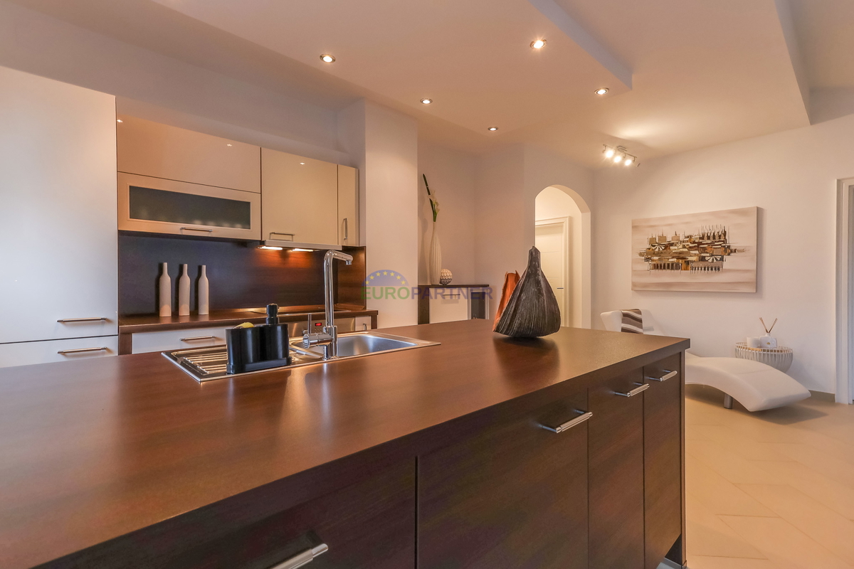 Poreč, moderno opremljeno 3-prostorsko stanovanje + zemljišče 140 m2 - le 2,5 km od morja