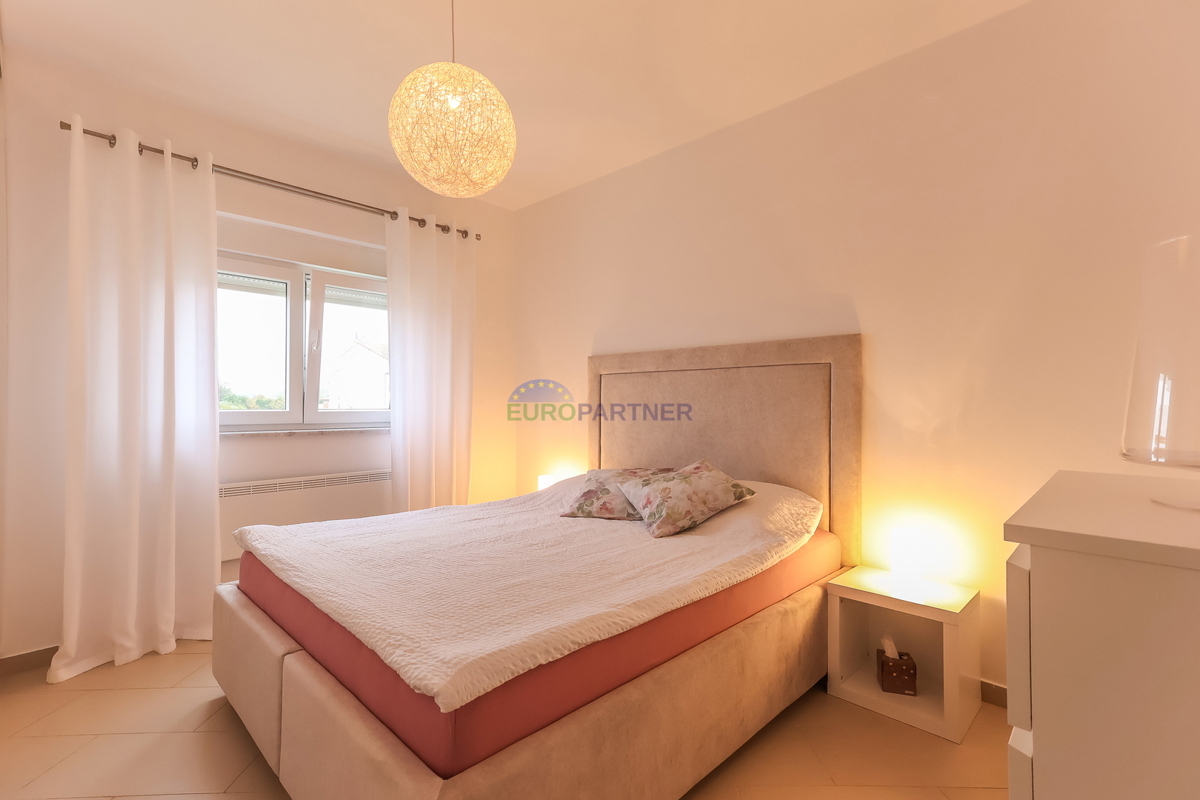 Poreč, moderno opremljeno 3-prostorsko stanovanje + zemljišče 140 m2 - le 2,5 km od morja