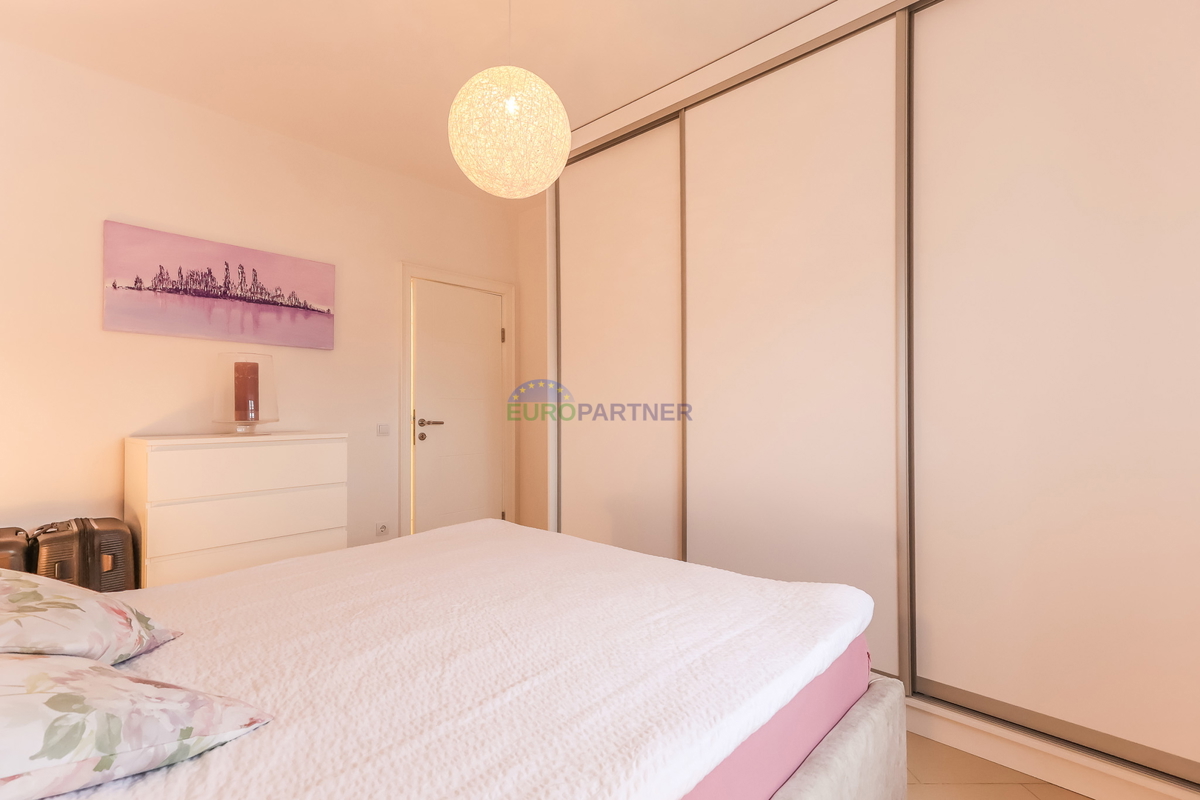 Poreč, moderno opremljeno 3-prostorsko stanovanje + zemljišče 140 m2 - le 2,5 km od morja