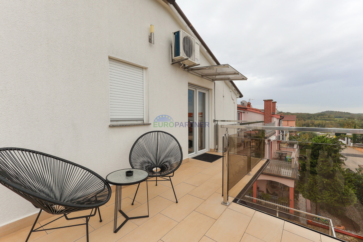 Poreč, moderno opremljeno 3-prostorsko stanovanje + zemljišče 140 m2 - le 2,5 km od morja