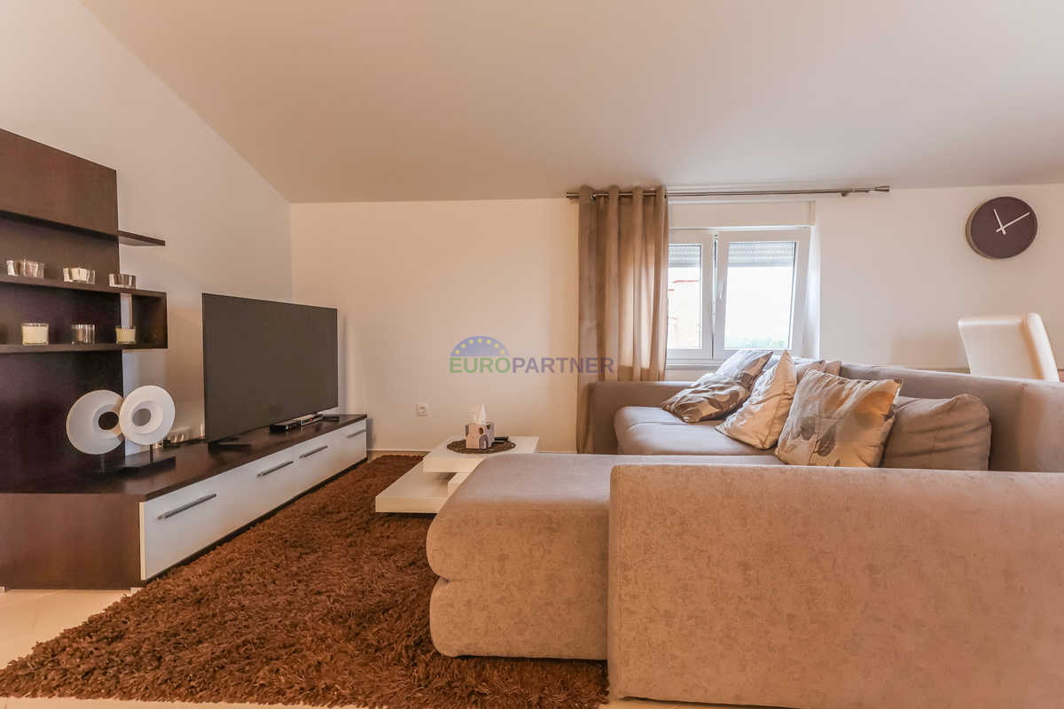 Poreč, moderno opremljeno 3-prostorsko stanovanje + zemljišče 140 m2 - le 2,5 km od morja