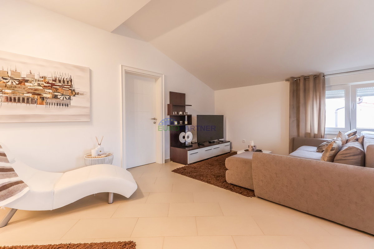 Poreč, moderno opremljeno 3-prostorsko stanovanje + zemljišče 140 m2 - le 2,5 km od morja