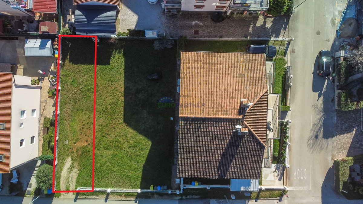 Poreč, moderno opremljeno 3-prostorsko stanovanje + zemljišče 140 m2 - le 2,5 km od morja