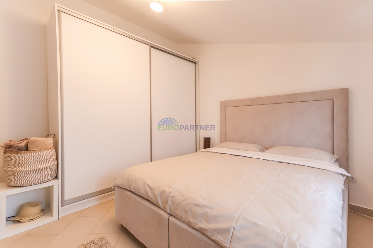 Poreč, moderno opremljeno 3-prostorsko stanovanje + zemljišče 140 m2 - le 2,5 km od morja