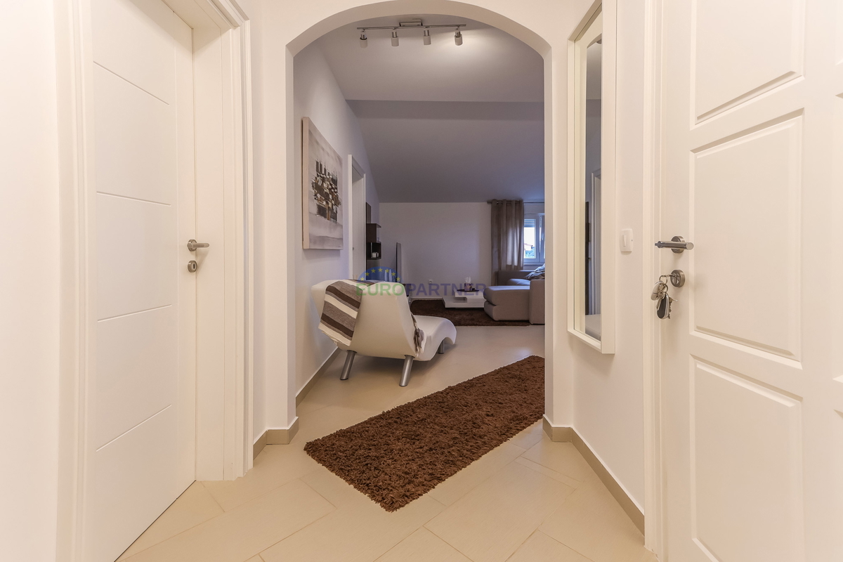 Poreč, moderno opremljeno 3-prostorsko stanovanje + zemljišče 140 m2 - le 2,5 km od morja