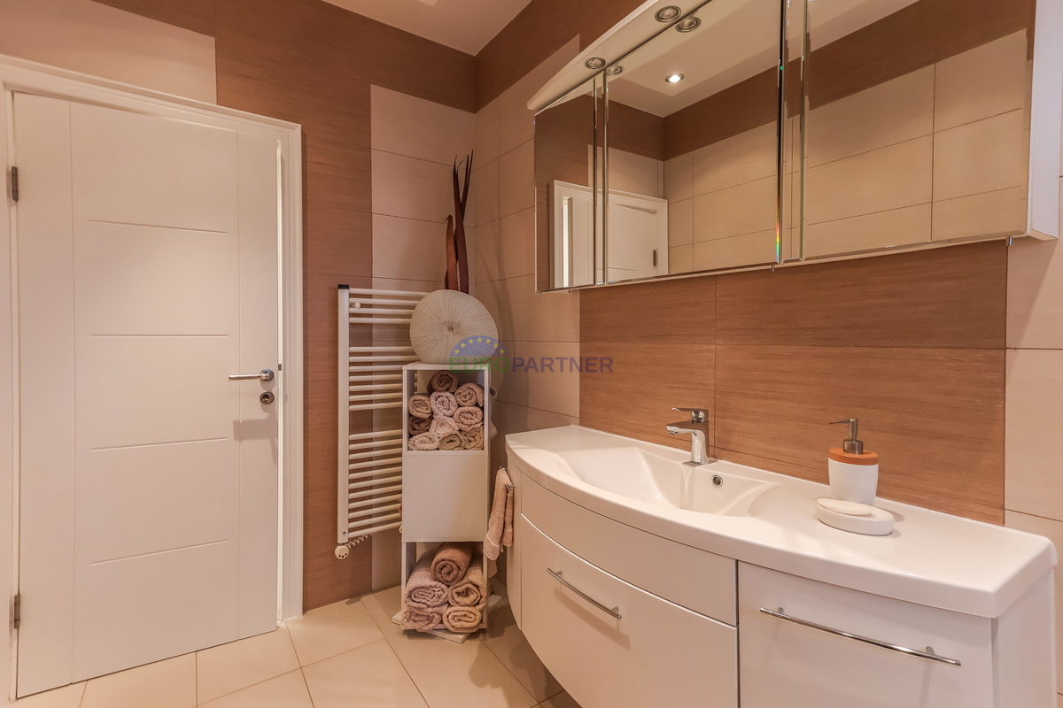 Poreč, moderno opremljeno 3-prostorsko stanovanje + zemljišče 140 m2 - le 2,5 km od morja