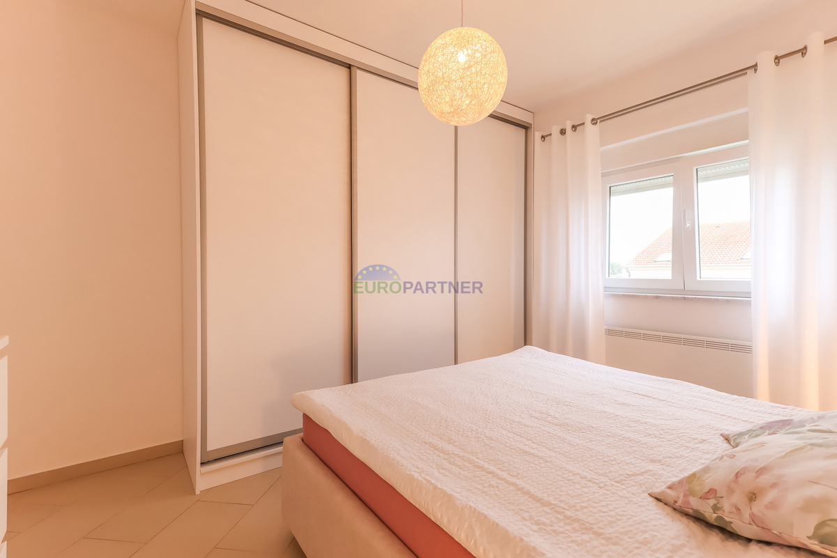 Poreč, moderno opremljeno 3-prostorsko stanovanje + zemljišče 140 m2 - le 2,5 km od morja