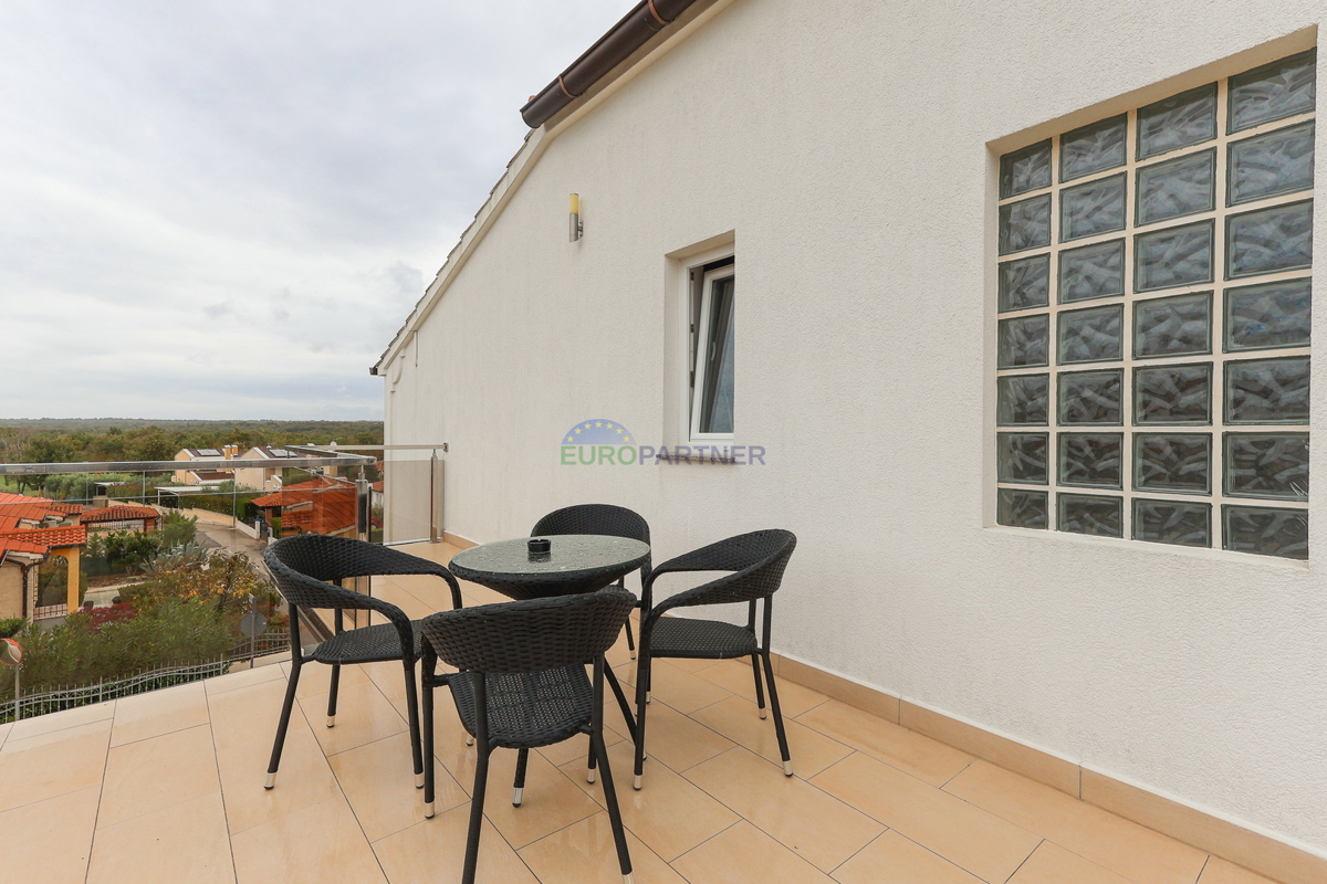 Poreč, moderno opremljeno 3-prostorsko stanovanje + zemljišče 140 m2 - le 2,5 km od morja