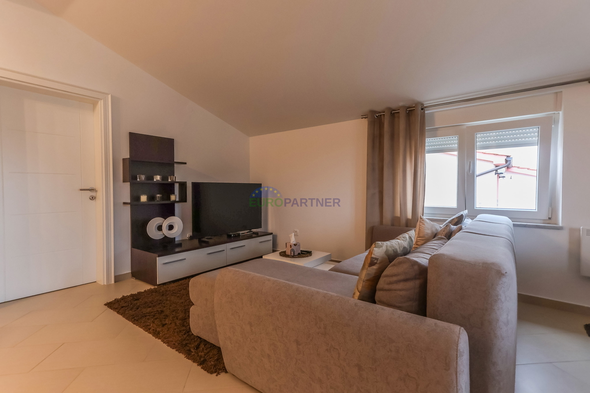 Poreč, moderno opremljeno 3-prostorsko stanovanje + zemljišče 140 m2 - le 2,5 km od morja