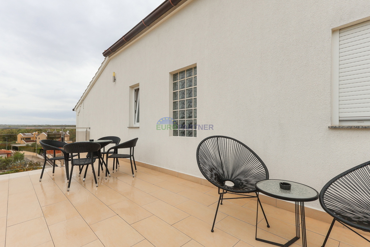 Poreč, moderno opremljeno 3-prostorsko stanovanje + zemljišče 140 m2 - le 2,5 km od morja