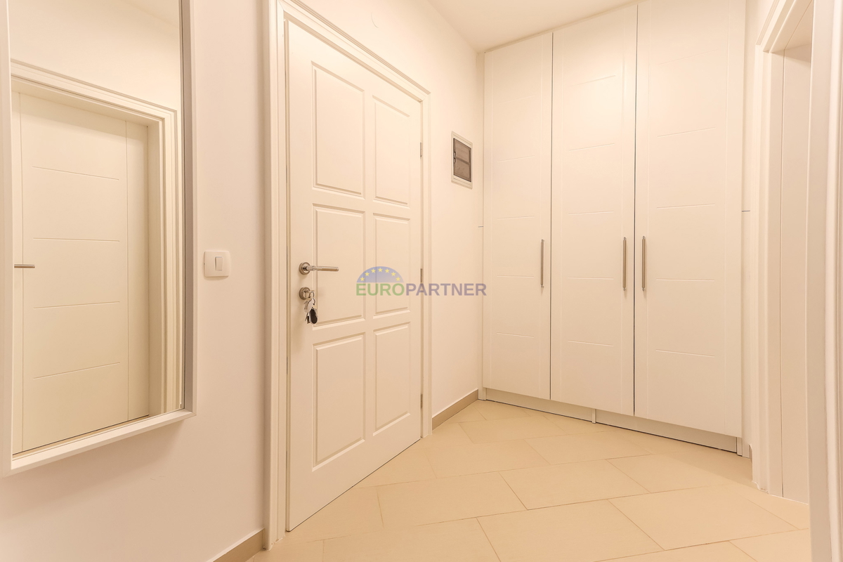 Poreč, moderno opremljeno 3-prostorsko stanovanje + zemljišče 140 m2 - le 2,5 km od morja