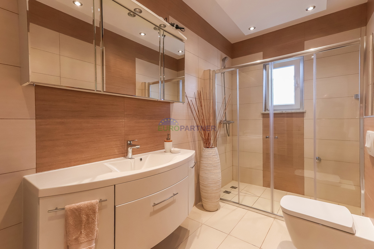 Poreč, moderno opremljeno 3-prostorsko stanovanje + zemljišče 140 m2 - le 2,5 km od morja