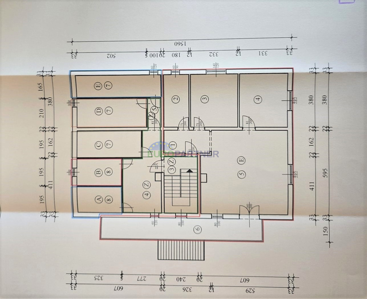 Poreč, moderno opremljeno 3-prostorsko stanovanje + zemljišče 140 m2 - le 2,5 km od morja