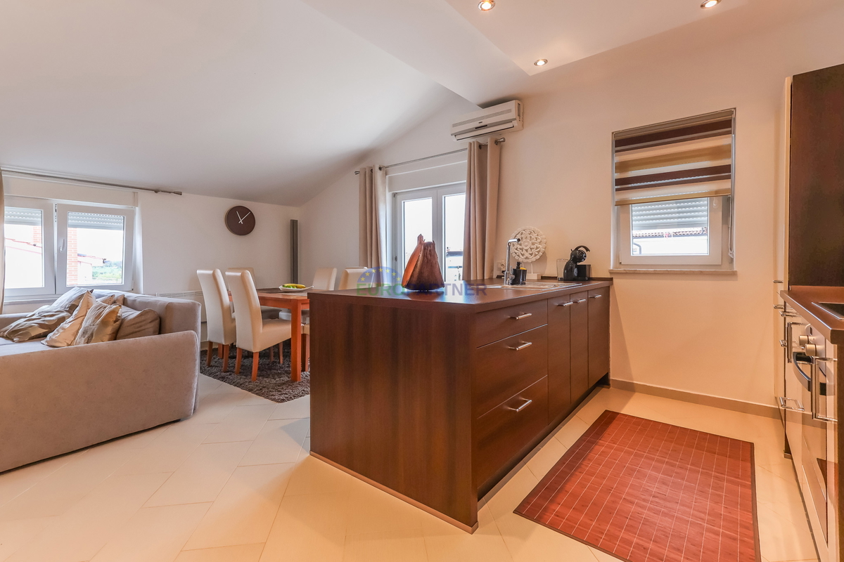 Poreč, moderno opremljeno 3-prostorsko stanovanje + zemljišče 140 m2 - le 2,5 km od morja