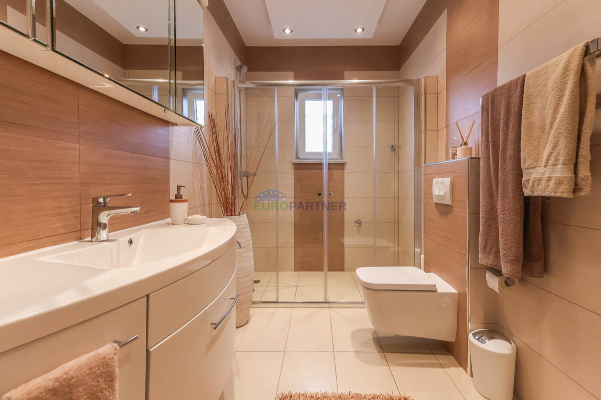 Poreč, moderno opremljeno 3-prostorsko stanovanje + zemljišče 140 m2 - le 2,5 km od morja