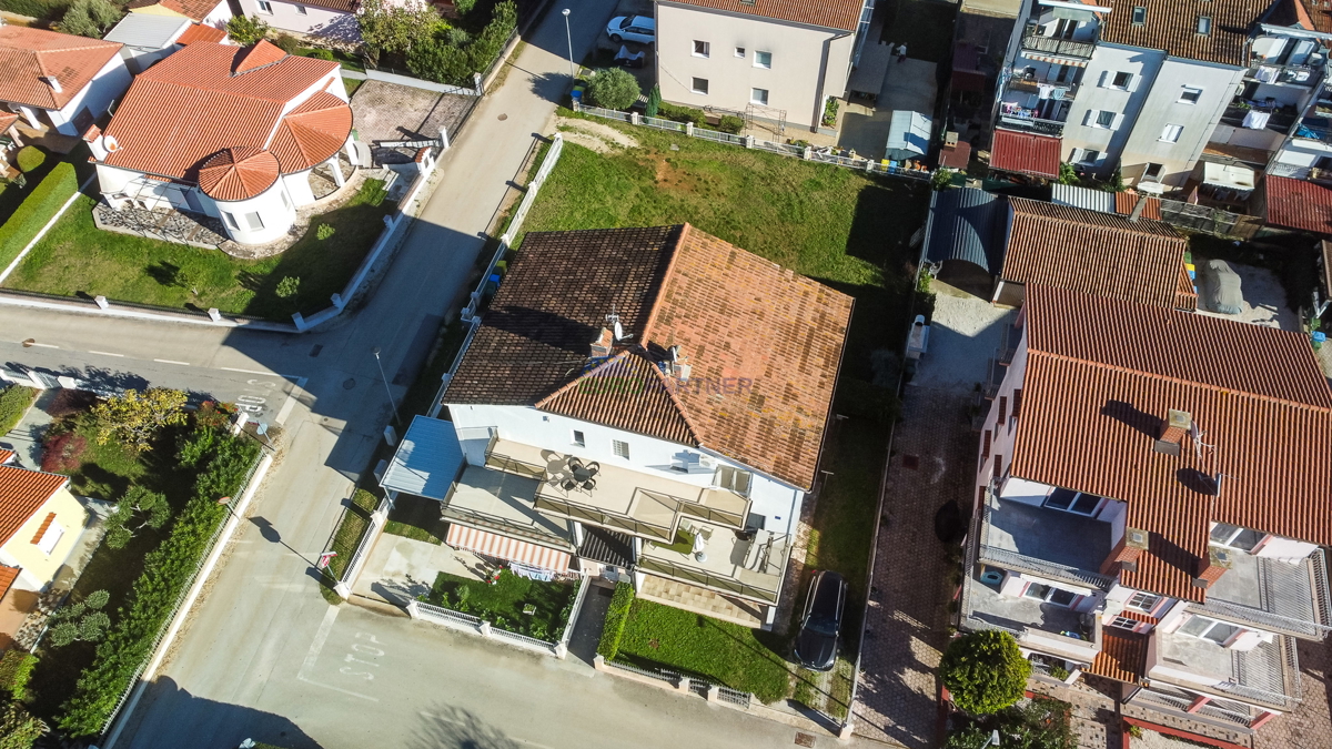 Poreč, moderno opremljeno 3-prostorsko stanovanje + zemljišče 140 m2 - le 2,5 km od morja