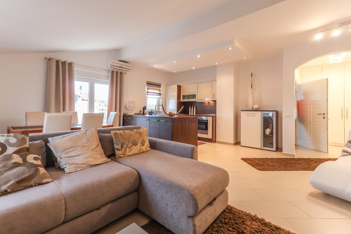 Poreč, moderno opremljeno 3-prostorsko stanovanje + zemljišče 140 m2 - le 2,5 km od morja