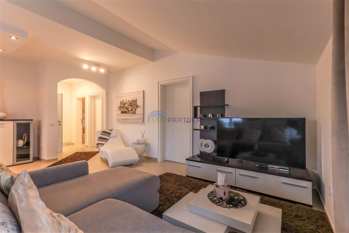 Poreč, moderno opremljeno 3-prostorsko stanovanje + zemljišče 140 m2 - le 2,5 km od morja