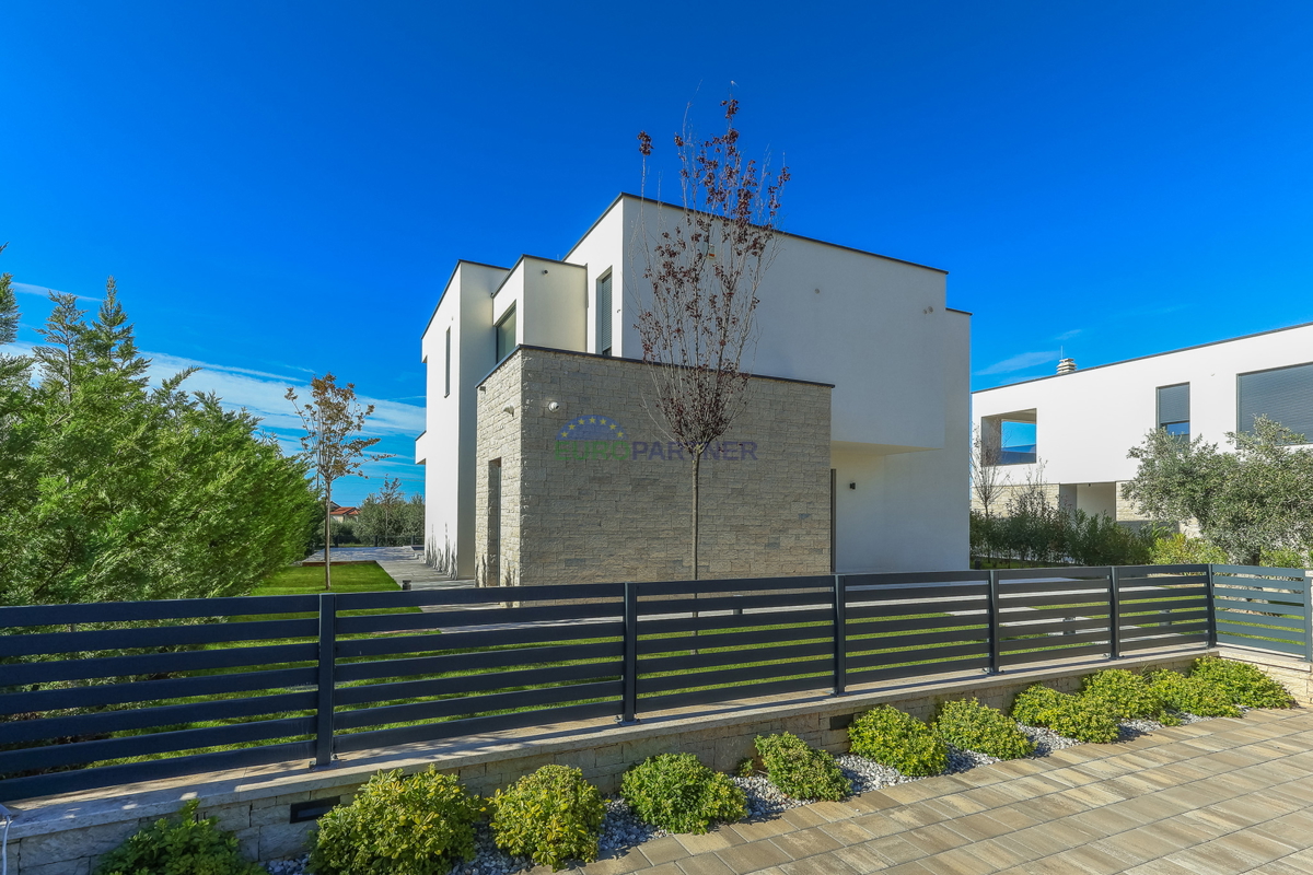 Samostojna luksuzna vila s pogledom na morje