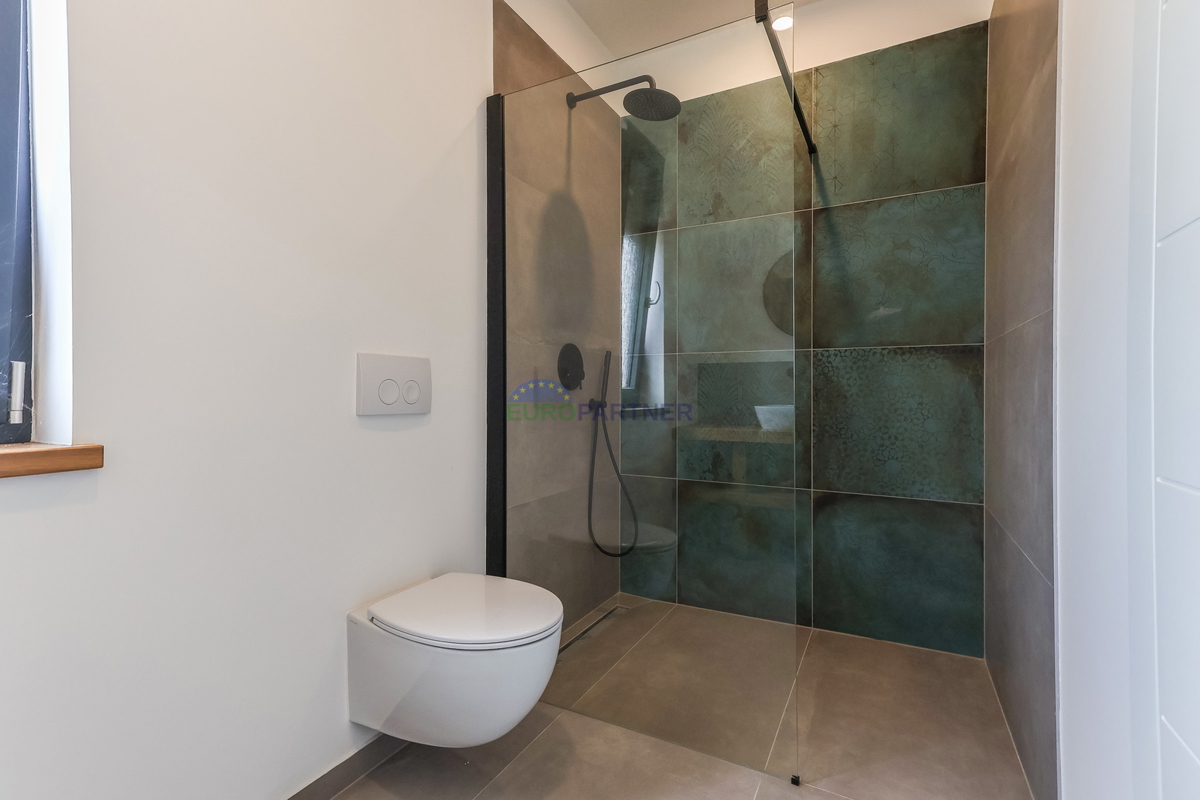 Samostojna luksuzna vila s pogledom na morje