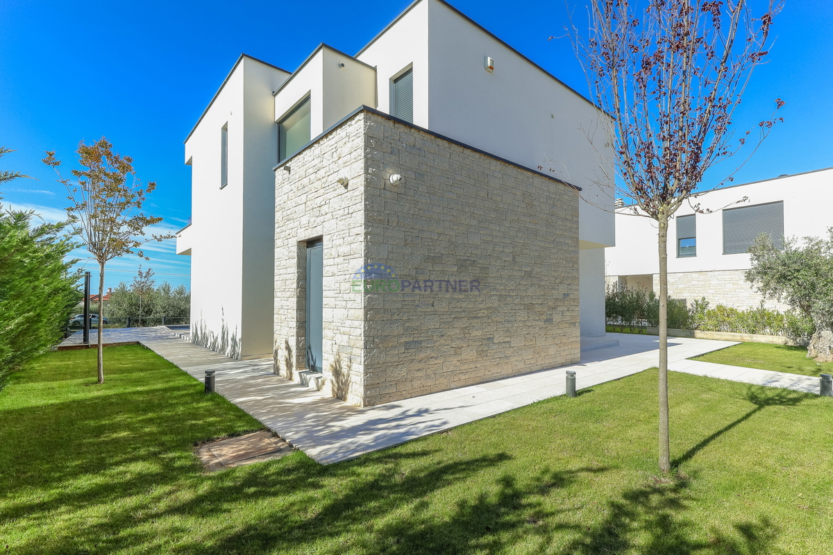 Samostojna luksuzna vila s pogledom na morje