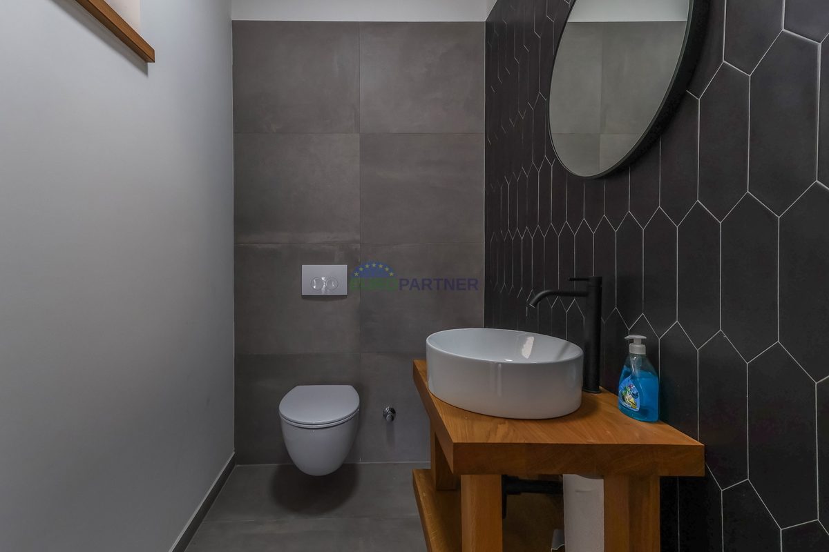 Samostojna luksuzna vila s pogledom na morje