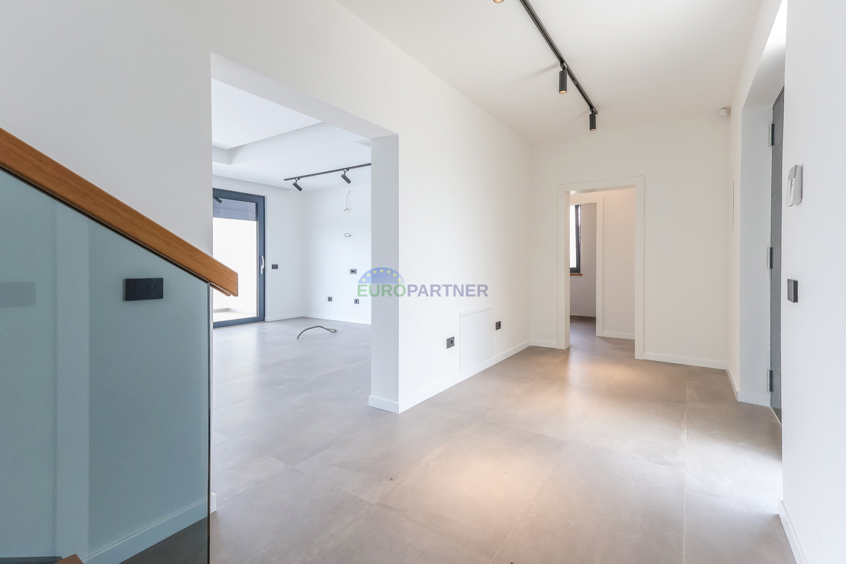 Samostojna luksuzna vila s pogledom na morje