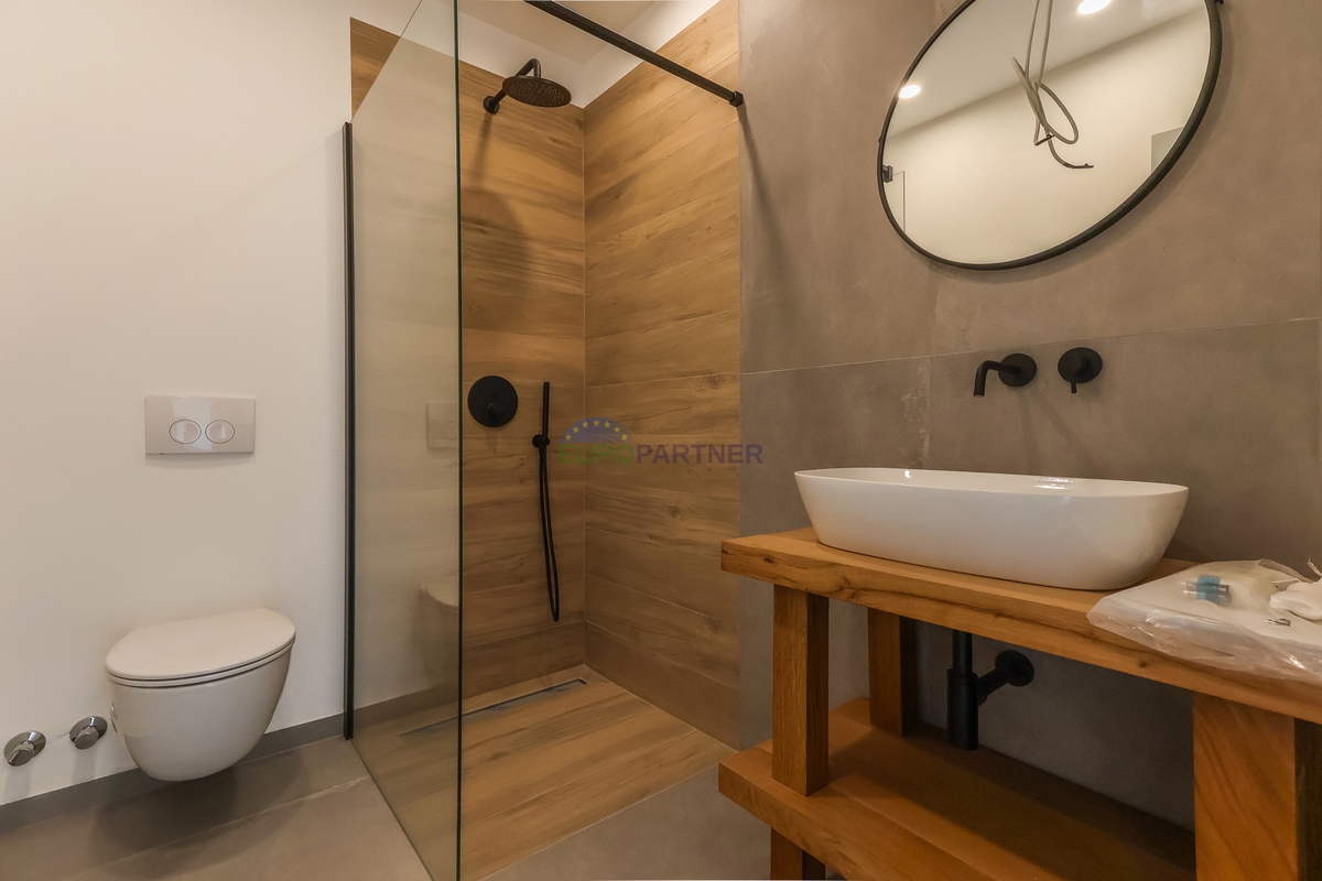 Samostojna luksuzna vila s pogledom na morje