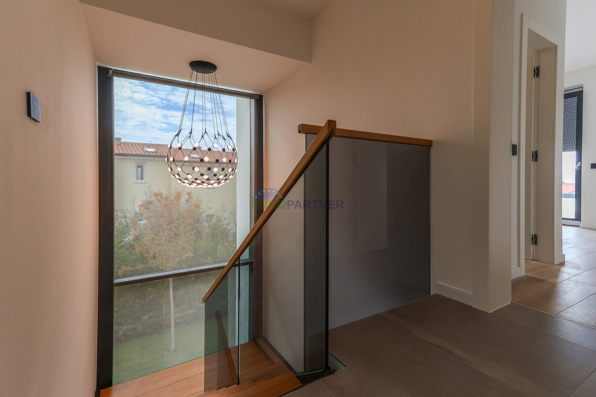 Samostojna luksuzna vila s pogledom na morje