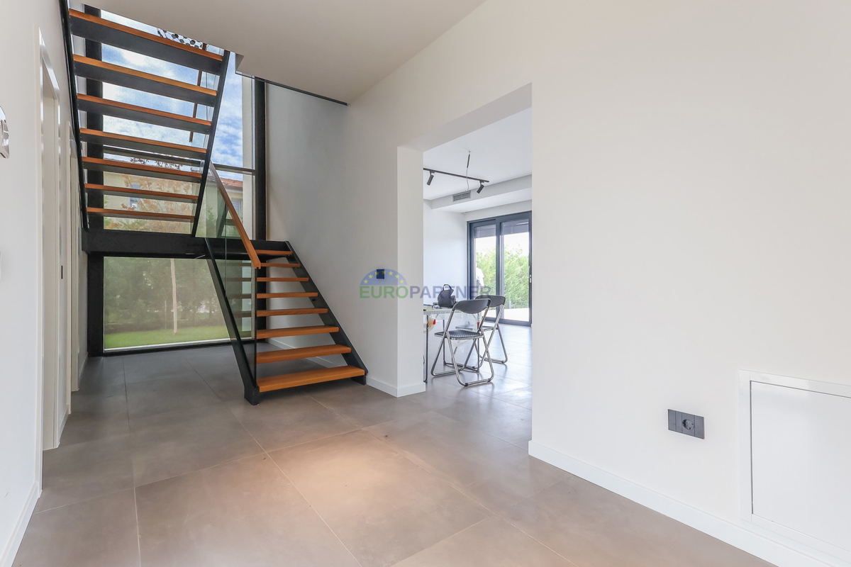 Samostojna luksuzna vila s pogledom na morje