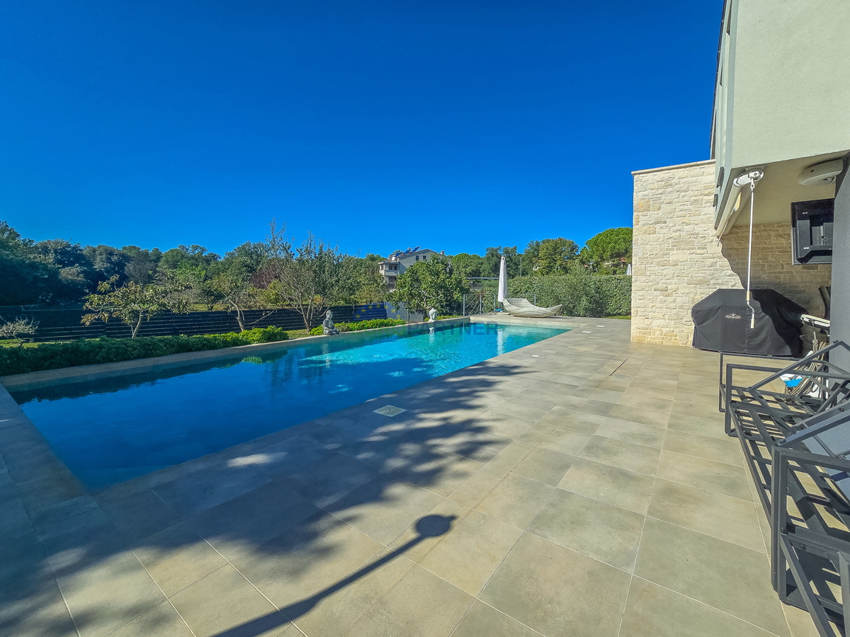 Vila moderne arhitekture in dizajna s 4 spalnicami le 2 km od centra Poreča