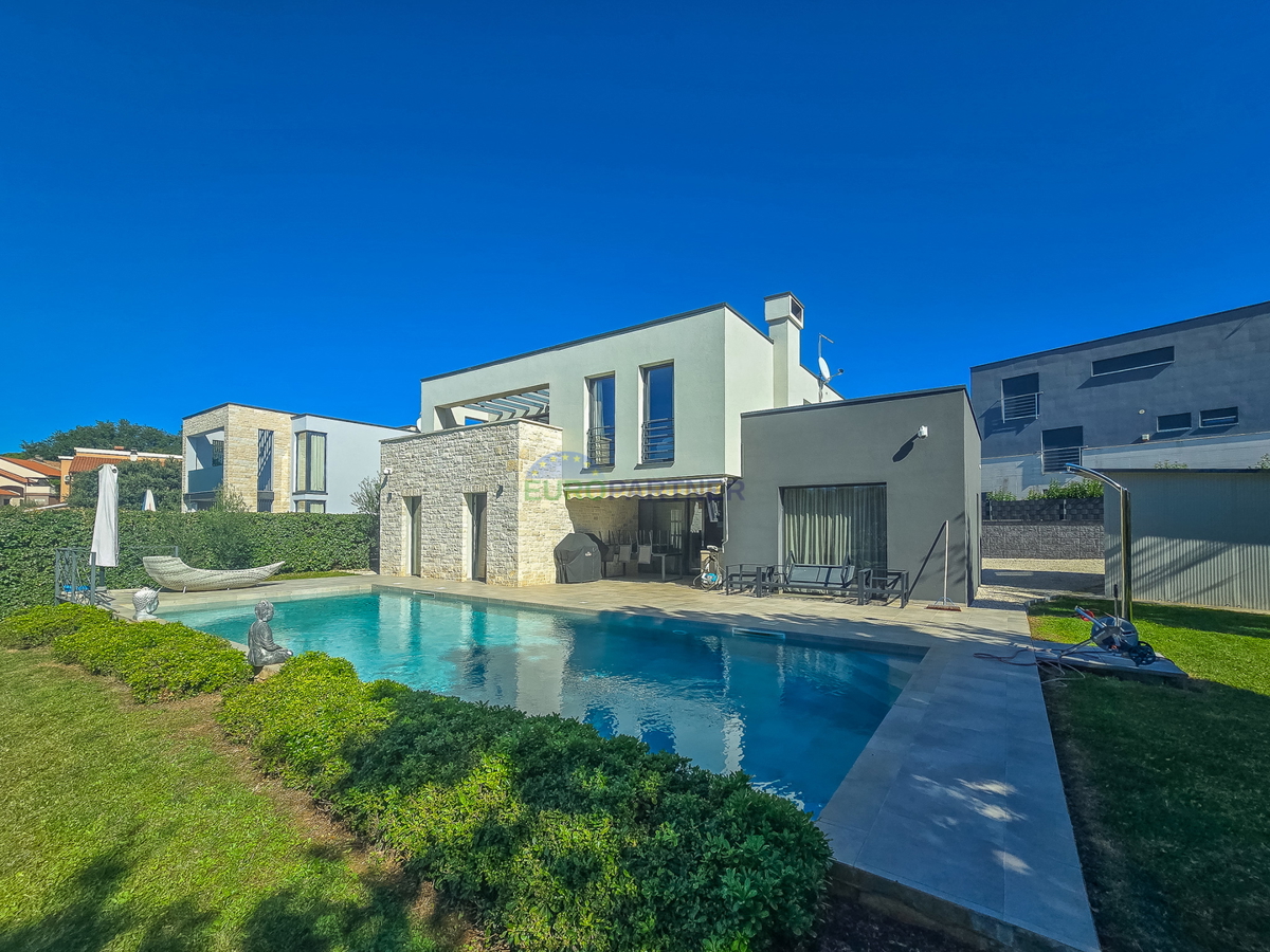 Vila moderne arhitekture in dizajna s 4 spalnicami le 2 km od centra Poreča