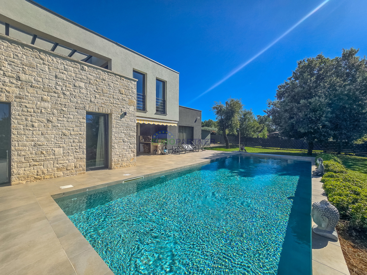 Vila moderne arhitekture in dizajna s 4 spalnicami le 2 km od centra Poreča