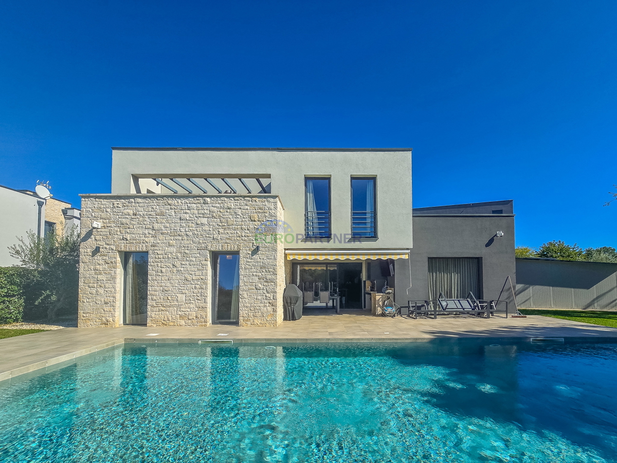 Vila moderne arhitekture in dizajna s 4 spalnicami le 2 km od centra Poreča