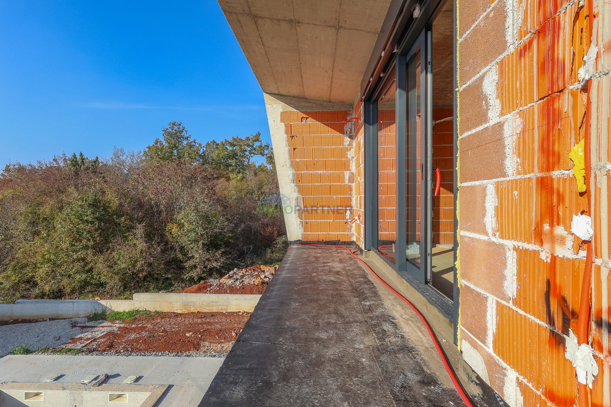 "Villa Black Beauty" čaka na svojega novega lastnika, zgrajena po metodi gradnje "ključ v roke".