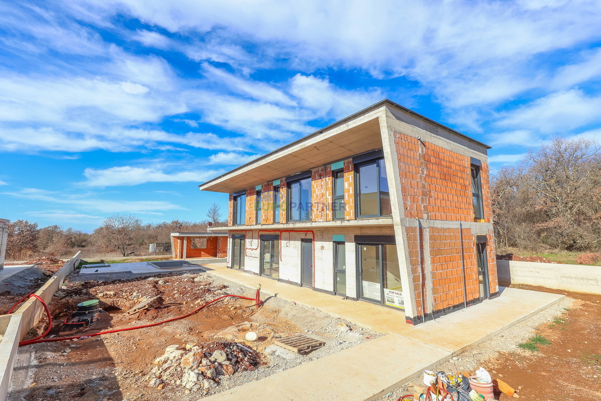 "Villa Black Beauty" čaka na svojega novega lastnika, zgrajena po metodi gradnje "ključ v roke".