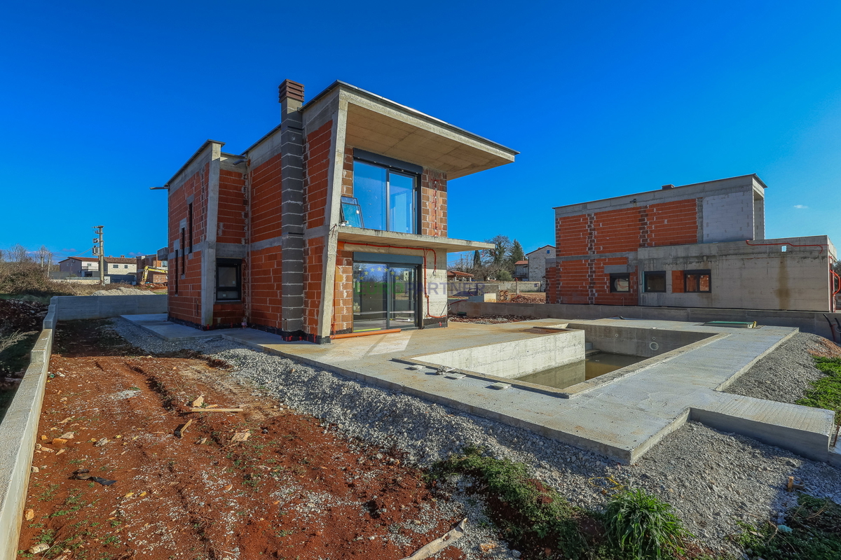 "Villa Black Beauty" čaka na svojega novega lastnika, zgrajena po metodi gradnje "ključ v roke".