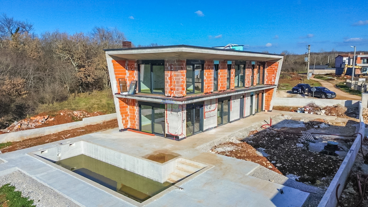 "Villa Black Beauty" čaka na svojega novega lastnika, zgrajena po metodi gradnje "ključ v roke".