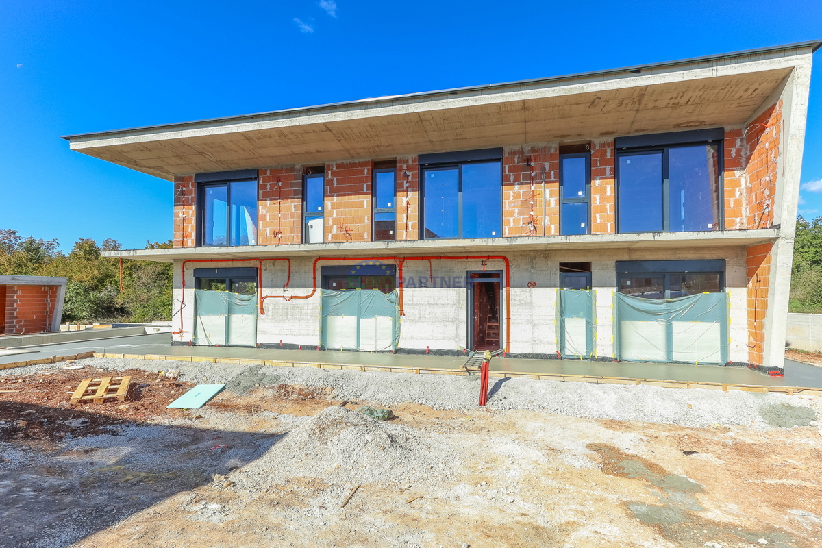 &quot;Villa Black Beauty&quot; čaka na svojega novega lastnika, zgrajena po metodi gradnje &quot;ključ v roke&quot;.