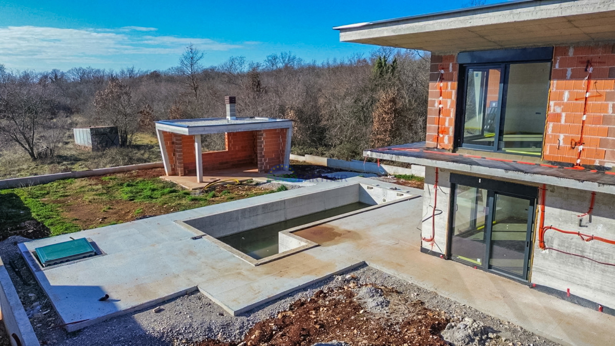 "Villa Black Beauty" čaka na svojega novega lastnika, zgrajena po metodi gradnje "ključ v roke".