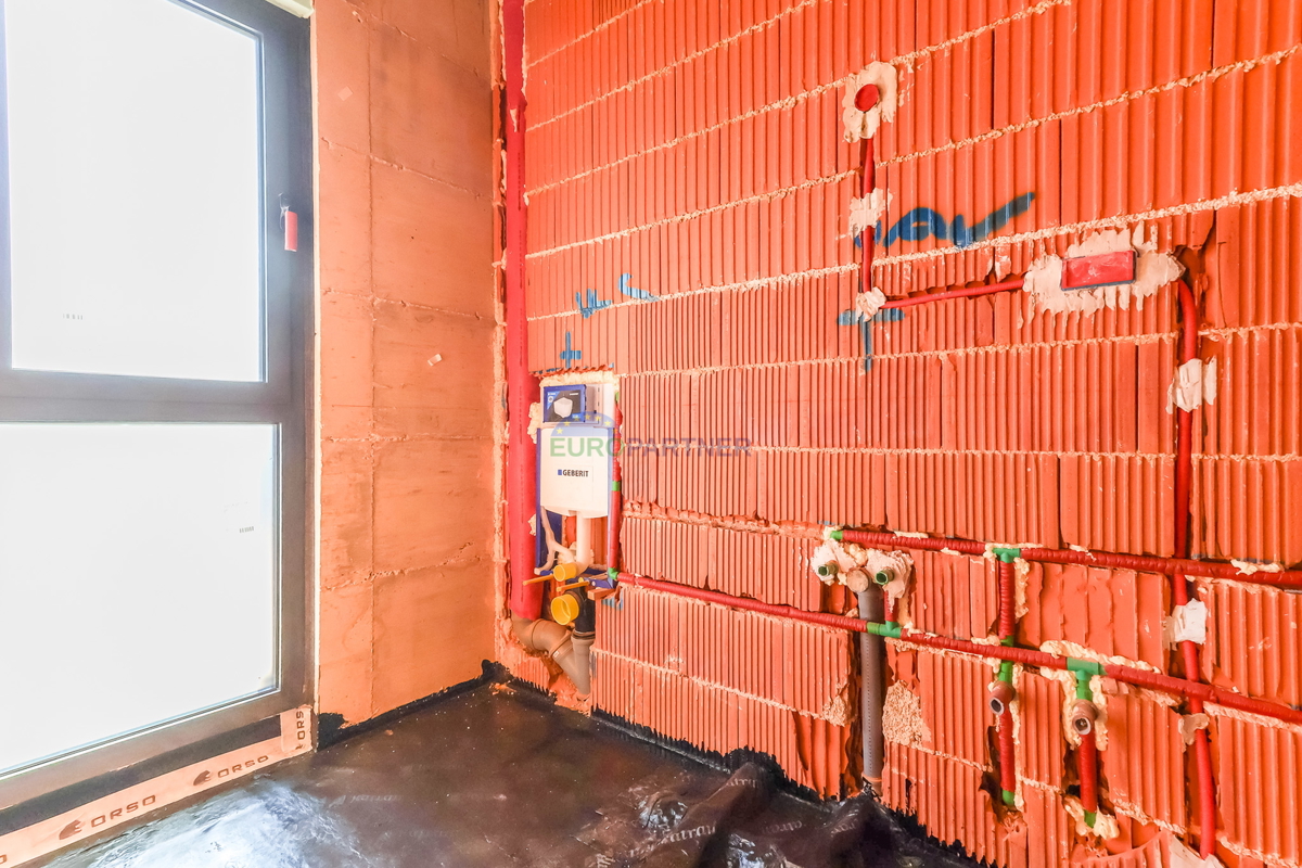 "Villa Black Beauty" čaka na svojega novega lastnika, zgrajena po metodi gradnje "ključ v roke".