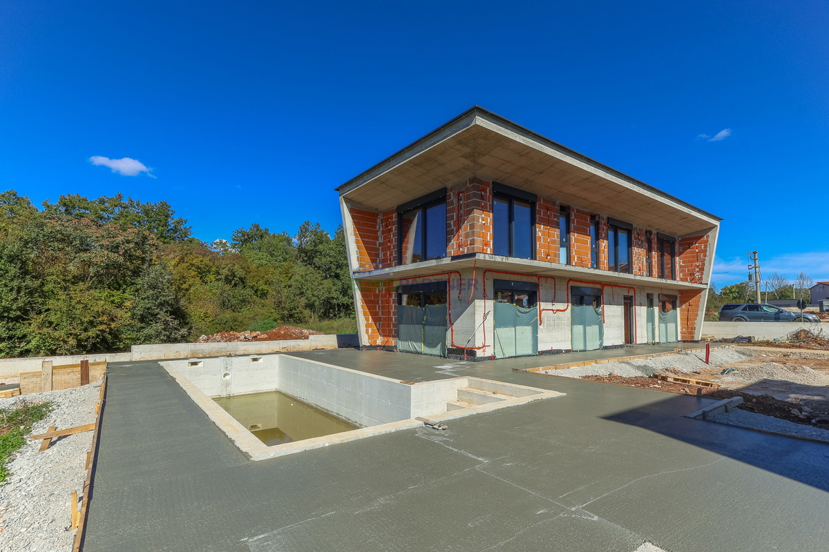 &quot;Villa Black Beauty&quot; čaka na svojega novega lastnika, zgrajena po metodi gradnje &quot;ključ v roke&quot;.