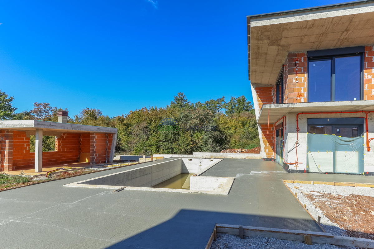 &quot;Villa Black Beauty&quot; čaka na svojega novega lastnika, zgrajena po metodi gradnje &quot;ključ v roke&quot;.