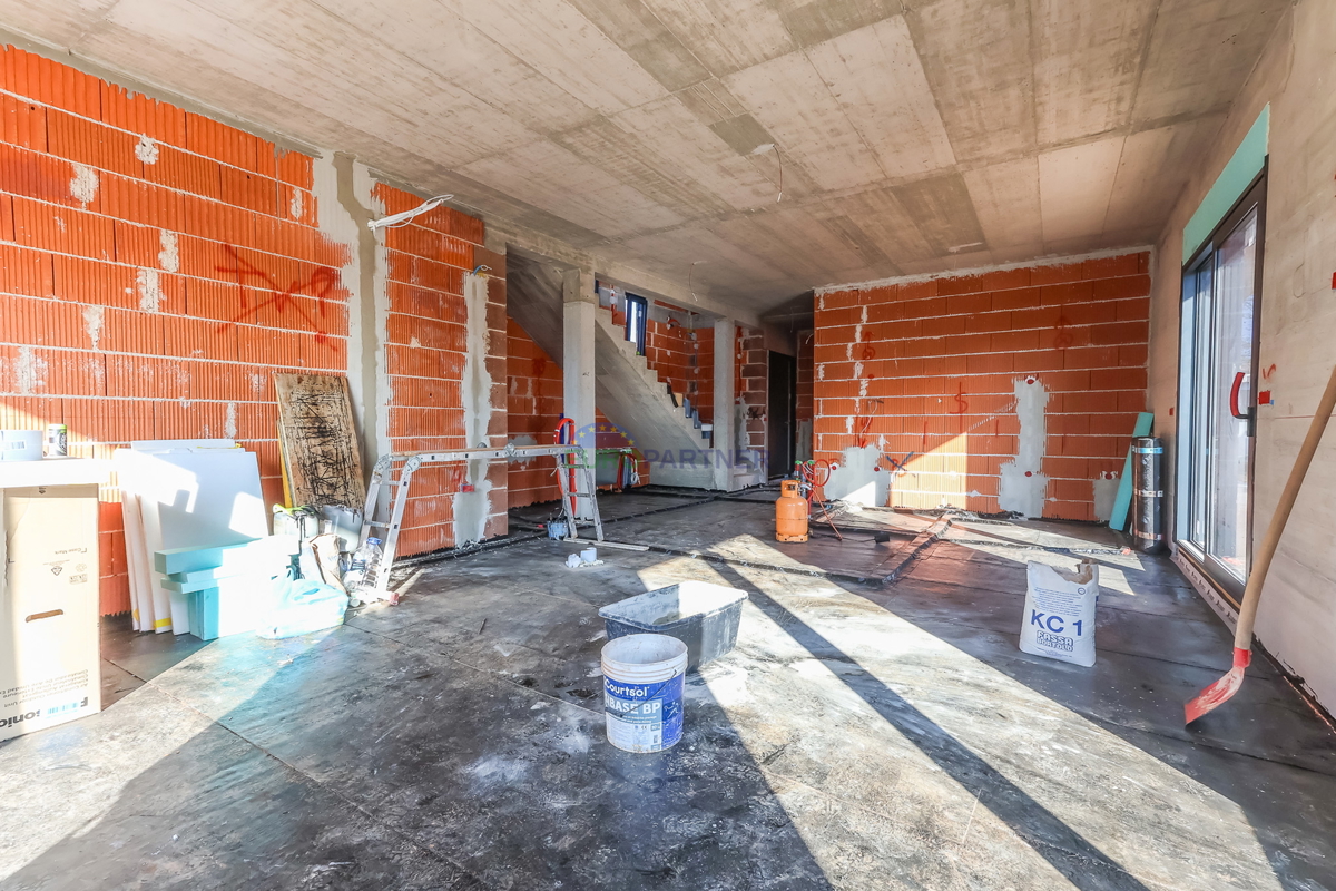 "Villa Black Beauty" čaka na svojega novega lastnika, zgrajena po metodi gradnje "ključ v roke".