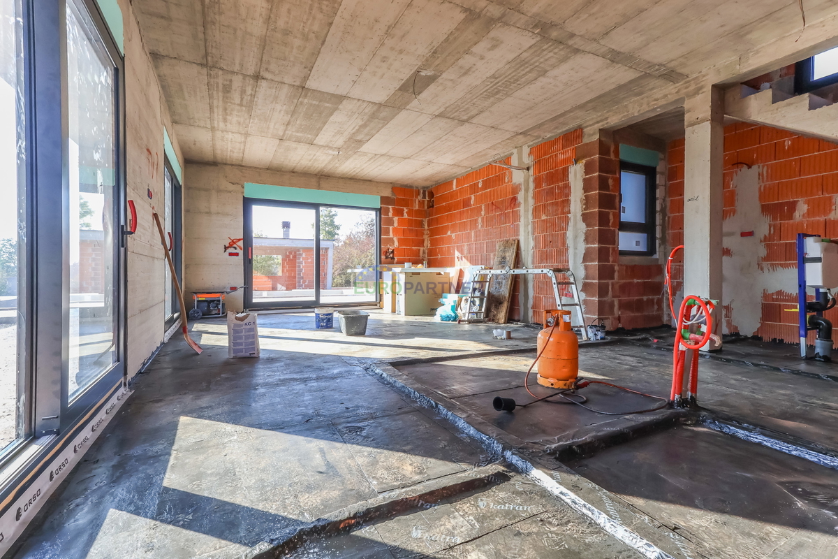 "Villa Black Beauty" čaka na svojega novega lastnika, zgrajena po metodi gradnje "ključ v roke".